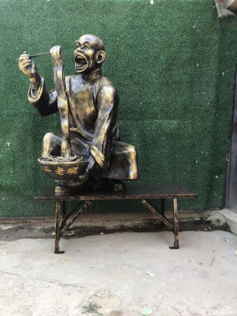 吃面小品人物铜雕