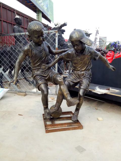 儿童踢足球雕塑