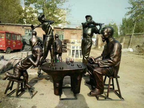 祖孙俩下棋铜雕