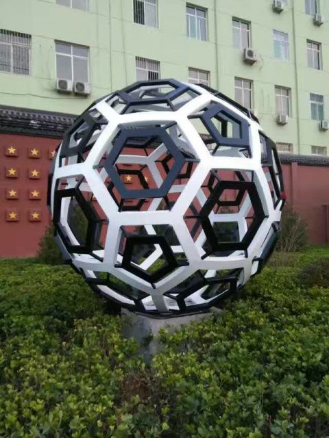 不锈钢校园足球雕塑