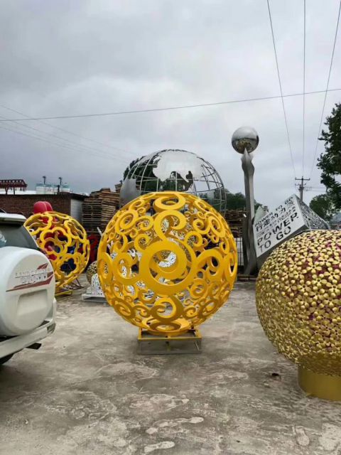 不锈钢彩色镂空球景观雕塑