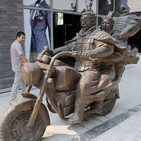铜雕街头骑摩托人物雕塑