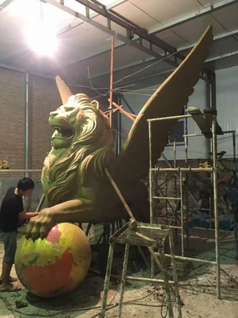 踩球飞狮铜雕 
