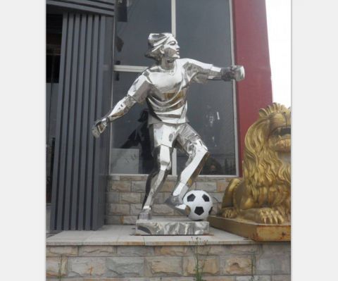 户外不锈钢踢足球圆凳雕塑