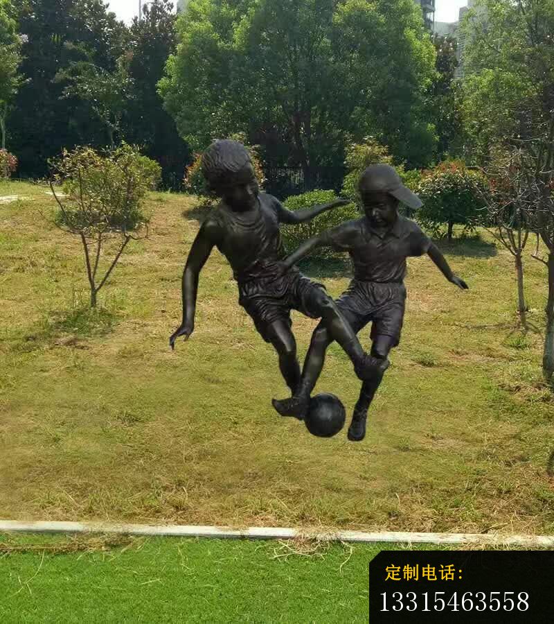 儿童玩踢足球雕塑_800*900