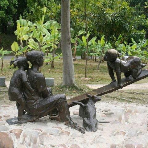 铜雕公园玩跷跷板人物雕塑
