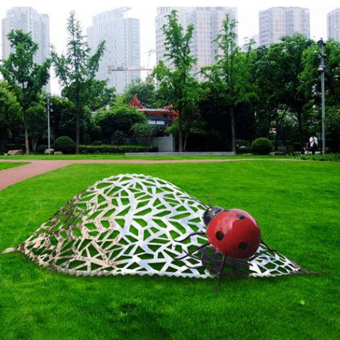 园林不锈钢镂空瓢虫雕塑