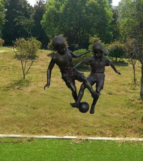 儿童踢足球铜雕塑