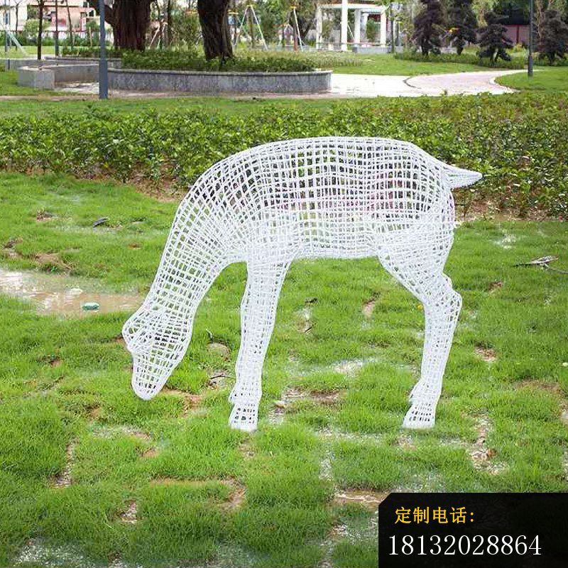 低头吃草镂空鹿雕塑_800*800