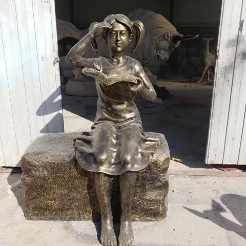 校园看书的学生铜雕