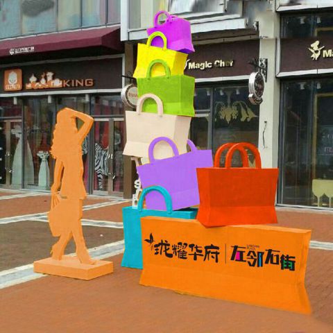 彩色不锈钢逛街购物人物雕塑