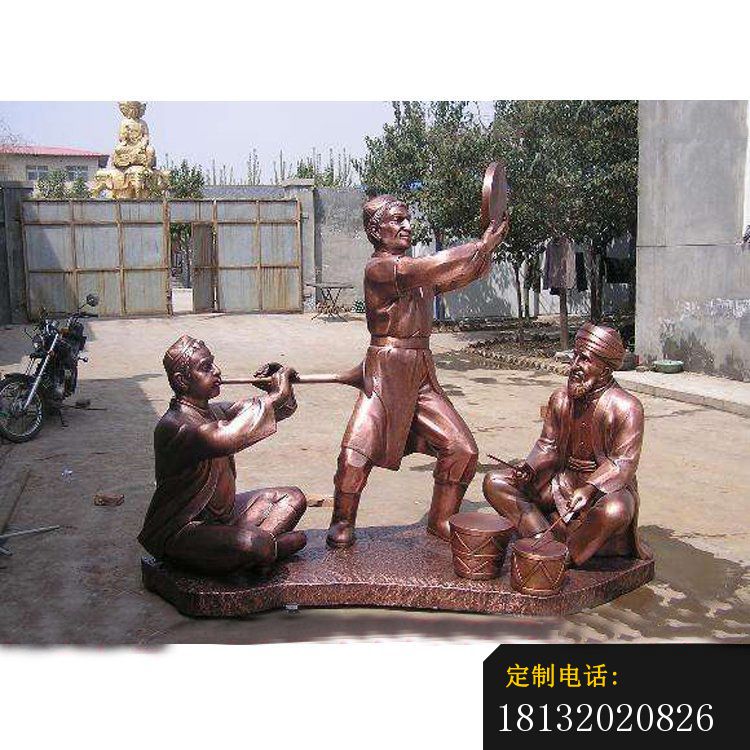 演奏乐器的新疆人雕塑_750*750