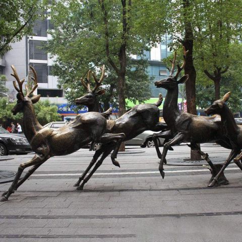 公园奔跑的鹿铜雕