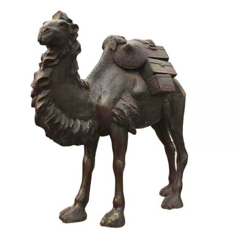 公园动物驮行李的骆驼铜雕
