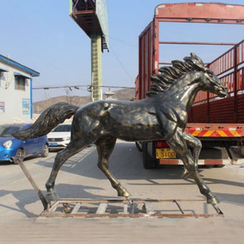 公园动物奔跑的马铜雕