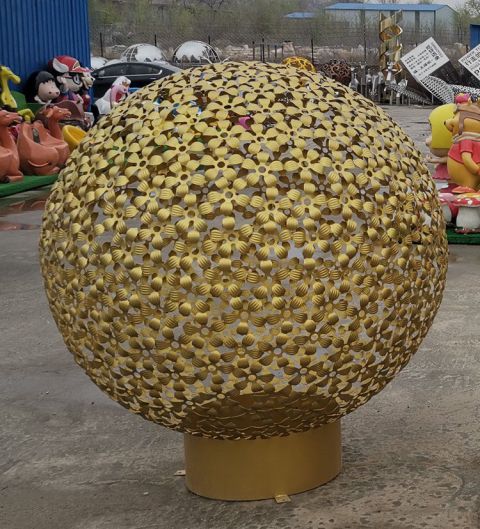 不锈钢花朵图案镂空球雕塑