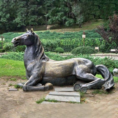 公园动物卧姿马铜雕