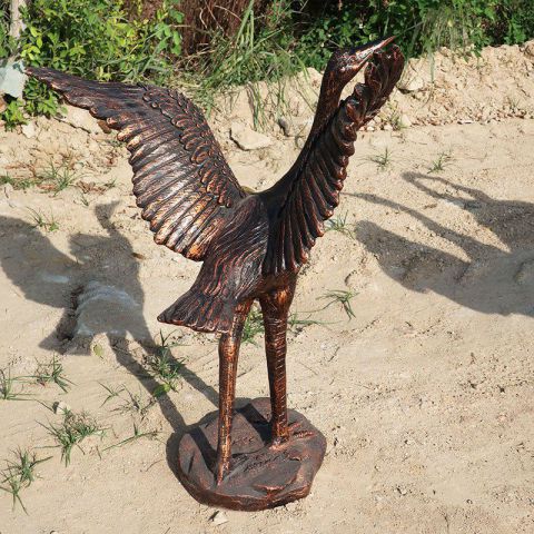 展翅的仙鹤铜雕