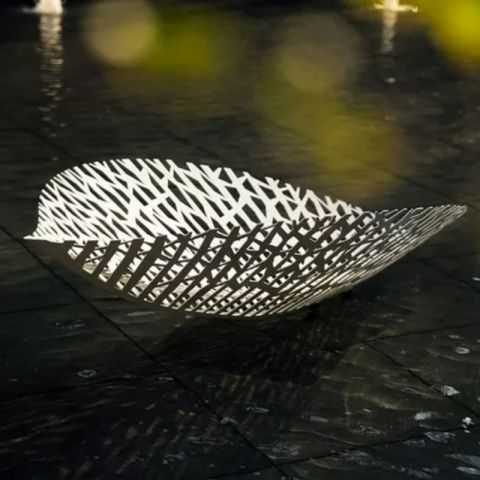 不锈钢编织镂空树叶雕塑