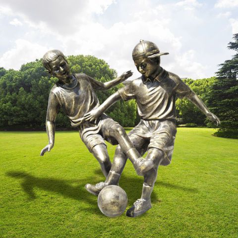 校园踢足球儿童铜雕